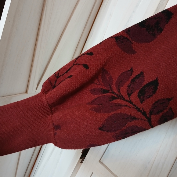 LuLaroe Piper Balloon Sleeve Burgundy Leaf Pattern Pullover Sweater - S - Picture 5 of 7